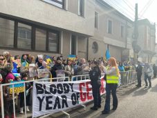 Ukrán menekültek tüntettek a konstancai orosz főkonzulátus előtt