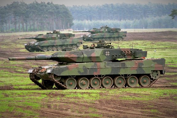 Német védelmi miniszter: Ukrajna 300 harckocsit kaphat Nyugatról