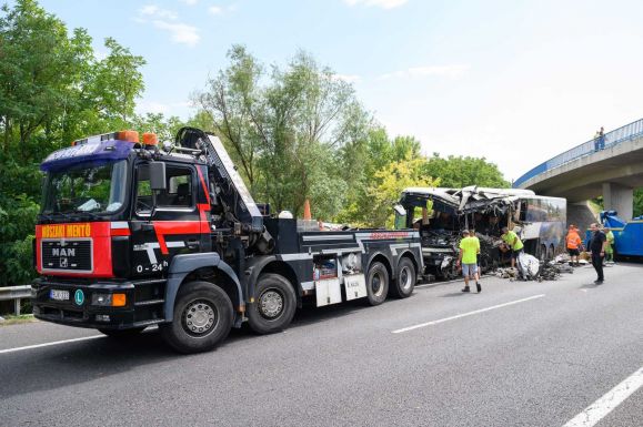 Egy ember meghalt, többen megsérültek egy buszbalesetben