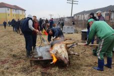 Helyi hagyományos ételeket készítettek a sarmasági böllérversenyen