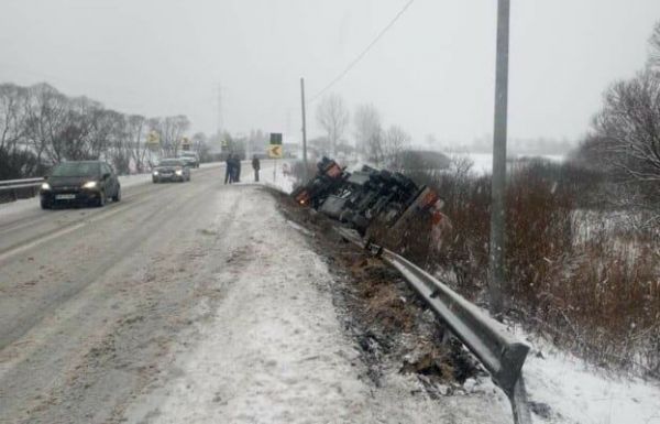 Felborult egy üzemanyagot szállító tartálykocsi Vaslábon