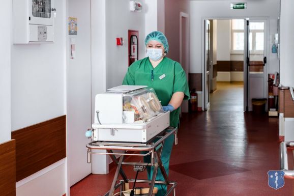 Új eszközökkel fejlesztenék a sepsiszentgyörgyi kórház újszülött intenzív osztályát
