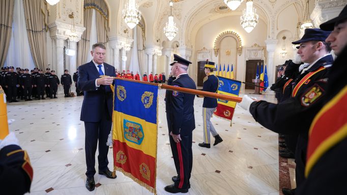 Iohannis kitüntette a törökországi mentőakciókban részt vevőket