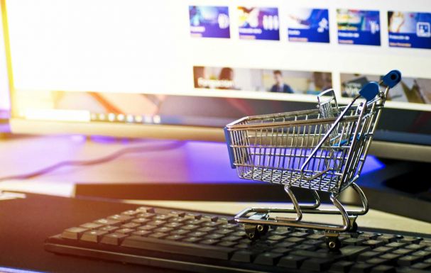 Tíz év alatt nagyot nőtt Magyarországon és Romániában az online vásárlás népszerűsége