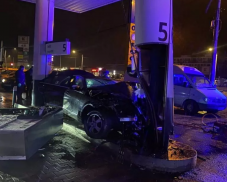 Egy részeg nő nekihajtott egy üzemanyagtöltő állomásnak