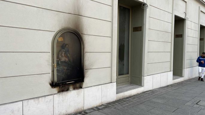 Vandál támadás érte a Mauksch-Hintz-ház falában elhelyezett Szent György-szobrot