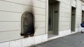 Vandál támadás érte a Mauksch-Hintz-ház falában elhelyezett Szent György-szobrot