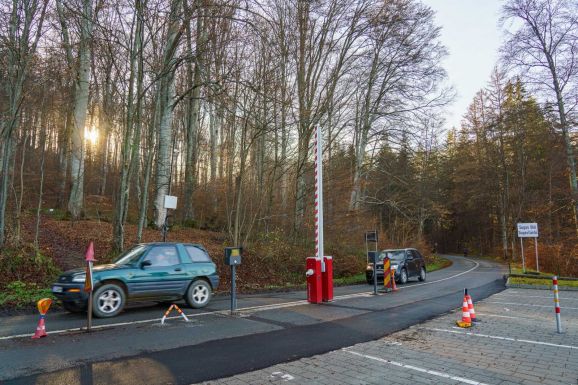 A síszezonban okos parkolórendszert használnak Sugásfürdőn
