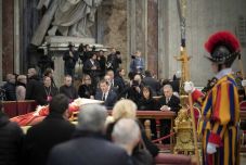 Orbán Viktor is lerótta kegyeletét a XVI. Benedek ravatalánál