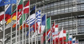 Az EP eljárást indít két képviselője mentelmi joga felfüggesztésére