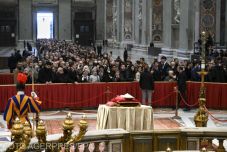 Vatikáni szóvivő: pápának kijáró ceremóniával helyezik örök nyugalomra XVI. Benedeket