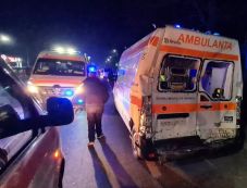 Mentőautó ütött el az átjárón egy 11 éves gyermeket, nem élte túl