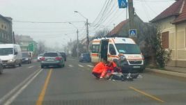 Mentőautó ütött el az átjárón egy idős férfit