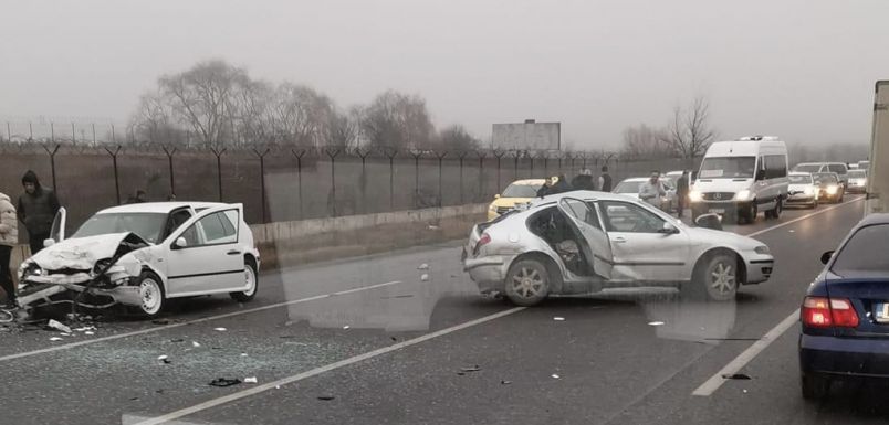 Frontálisan ütközött két személygépkocsi, az egyik sofőr a helyszínen meghalt