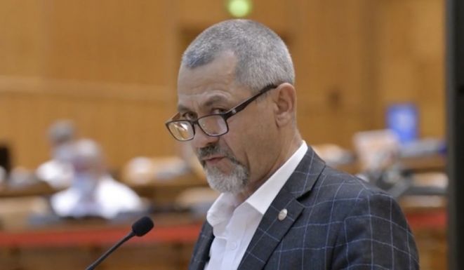 A rendőrség fékezte meg a feleségét verő AUR-os parlamenti képviselőt