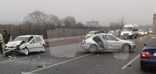 Frontálisan ütközött két személygépkocsi, az egyik sofőr a helyszínen meghalt