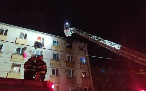 Tűz ütött ki egy vajdahunyadi tömbházban, 70 személyt evakuáltak