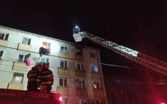 Tűz ütött ki egy vajdahunyadi tömbházban, 70 személyt evakuáltak  
