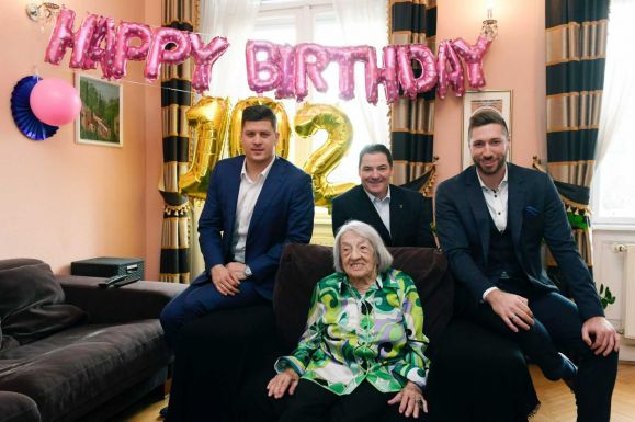 Isten éltesse, Ági néni!