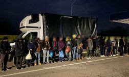 Teherautókon megbújva próbált meg átjutni a határon 57 migráns