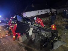 Két felnőtt és két gyermek súlyosan megsérült Nyárádmagyaróson egy balesetben