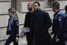 Zár alatt marad a Tate testvérek vagyona, tizenöt luxusautójukat lefoglalta az ügyészség