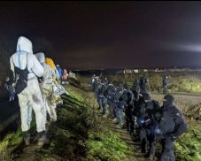 Rohamrendőrök ürítenek ki egy lebontásra ítélt falut Németországban