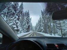 Télies körülmények nehezítik a közlekedést a Borsai-hágón