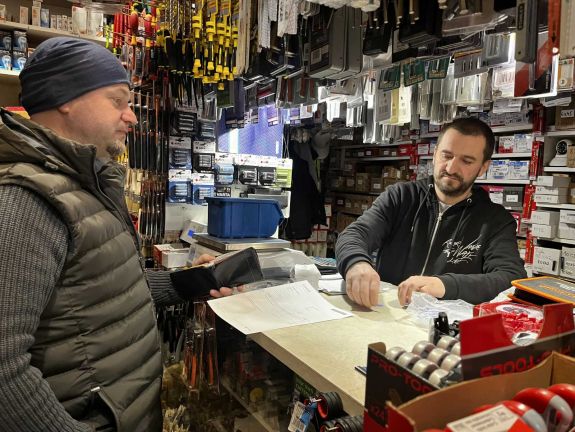 Barkácsbolt és székely furfang Budapest szívében: 8 ezer terméket forgalmaz apró üzletében a nyárádmenti vállalkozó