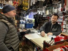 Barkácsbolt és székely furfang Budapest szívében: 8 ezer terméket forgalmaz apró üzletében a nyárádmenti vállalkozó