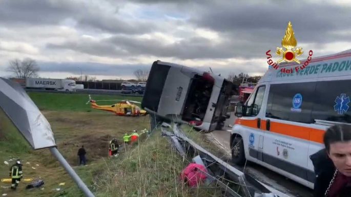 Felborult egy romániai turistabusz Olaszországban, többen kórházba kerültek
