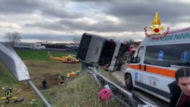 Felborult egy romániai turistabusz Olaszországban, többen kórházba kerültek