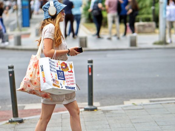 Rendkívül veszélyes a fülhallgatóban zenét bömböltető, a telefonját bámuló gyalogos
