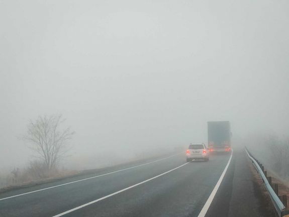 Hargita megyében ködös a csütörtök reggel; máshol felerősödik a szél