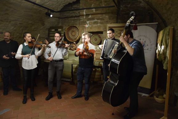 Archaikus technikákkal készült kézműves munkákból nyílt kiállítás az Erdélyi Néprajzi Múzeumban