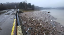 Ellepte az úszó szemét a gyalui víztározót