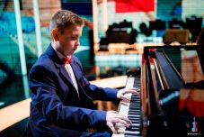 „A szüleim a tehetségemért Magyarországra költöztek” – 16 éves erdélyi zongorista lett a Virtuózok győztese