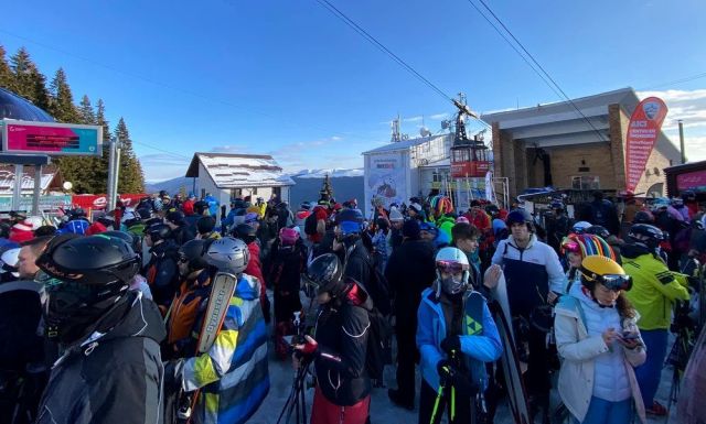 FRISSÍTVE – Ellepték a turisták Sinaiát, hatalmas sorok alakultak ki a sípályákon