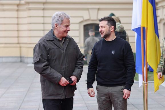 Ukrajna további katonai támogatásáról tárgyalt a finn elnök Kijevben