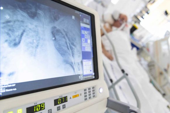 Vizsgálatot indított a szatmárnémeti megyei sürgősségi kórház a 15 éves lány halála után