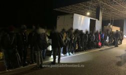 Teherautókon megbújva próbált meg átjutni a határon 56 migráns