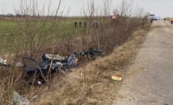 Tűzoltóautó és személygépkocsi ütközött, egy ember meghalt