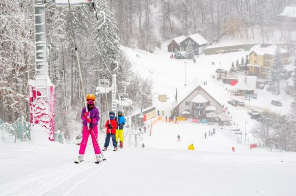 Hétvégére tervezik a kisebbik sugásfürdői sípálya beindítását