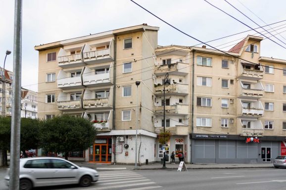 Sepsiszentgyörgyön hulladéknak minősítették a levegőben lógó, gazdátlan vezetékeket