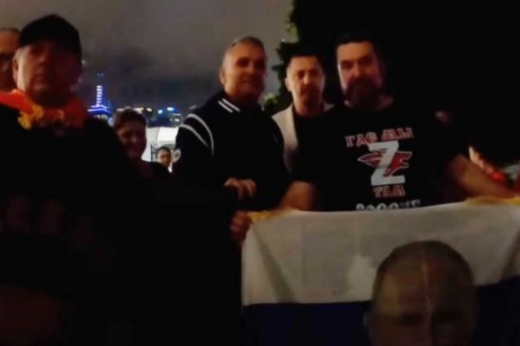 Australian Open: putyinos orosz zászlóval pózolt Djokovics édesapja