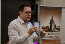 Az uniós mezőgazdasági pályázatokat ismerteti kiadványban és előadásokon Vincze Loránt