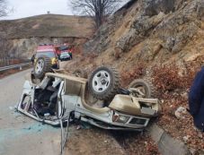 Tizenöt métert zuhant az autó, szörnyethalt a sofőrje