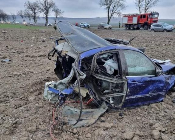 Kettétört az autó, három fiatal meghalt