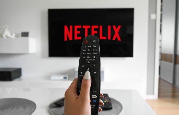 Március végéig leszámol a potyázókkal a Netflix: fizetni kell a közös jelszóért