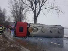 Kovászna megye: felborult egy tejszállító tartálykocsi, áll a forgalom   